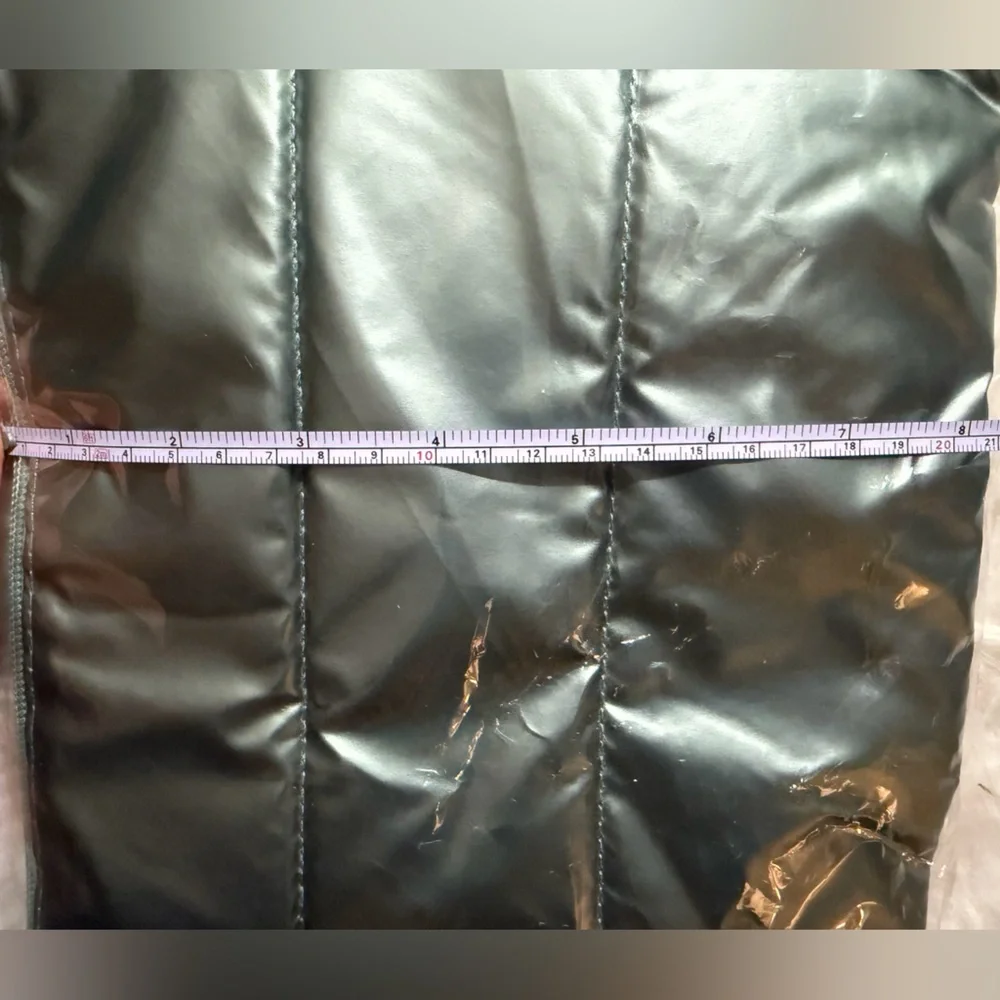 (2) quilted travel make up bags - Silver & Green - NWT 🩶💚